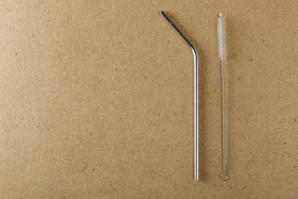 金属饮水吸管和刷子。环境污染问题。图片下载