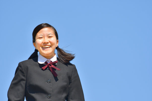 一个日本女孩在蓝天上微笑图片下载