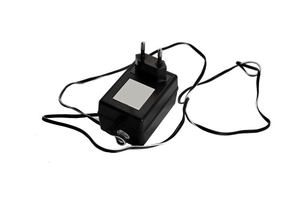 电源为手机充电孤立在一个白色背景特写。图片下载