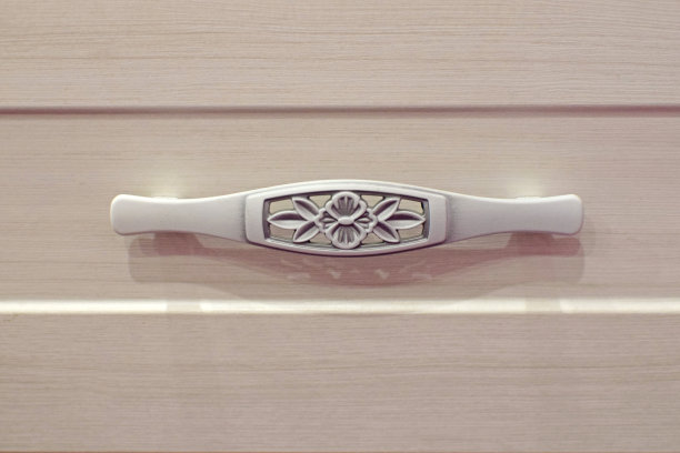 粉红色的木制床头柜和家具。有抽屉的柜子。图片下载