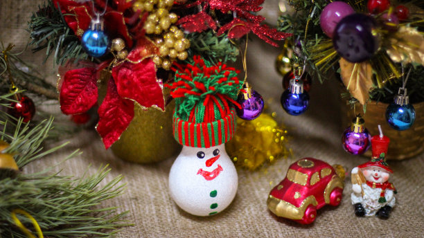 圣诞树上的圣诞装饰品是雪人的形状图片下载