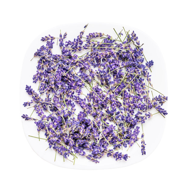 白色盘子上放着干薰衣草花。俯视图，孤立的白色图片下载