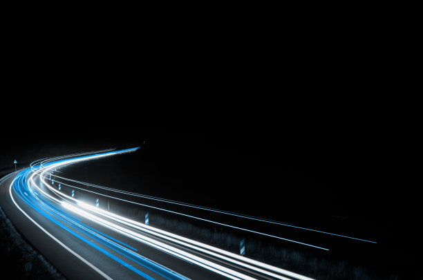 晚上是蓝色的车灯。长时间曝光图片下载