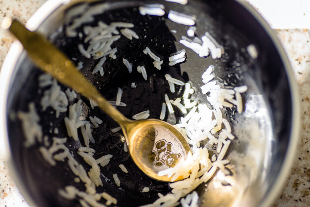 家庭厨房洗碗池旁边堆放着脏盘子图片下载