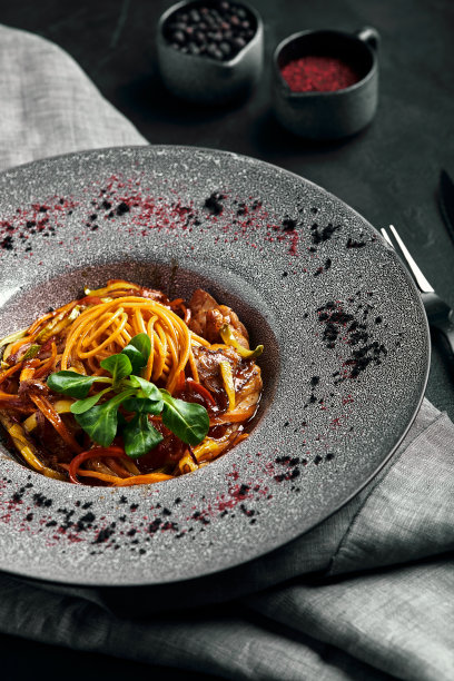 意大利面加蔬菜、番茄酱和肉。传统的意大利美食。食物的照片。这是厨师的菜。漂亮的展示，微距拍摄，特写图片下载