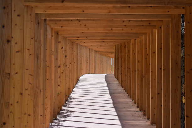 室外一个空的木制隧道图片下载