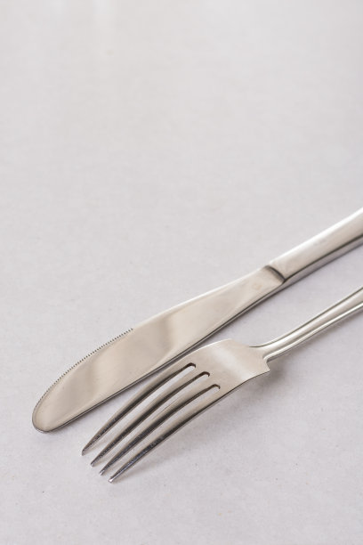 银器金属叉子和刀在白色大理石背景与拷贝空间文案图片下载