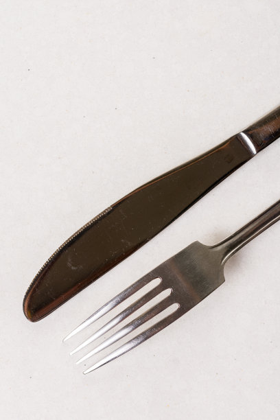 银器金属叉子和刀在白色大理石背景与拷贝空间文案图片下载