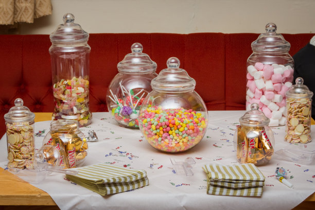 糖果装在罐子里，放在桌子上图片下载