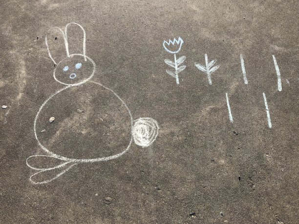 人行道粉笔兔子图片下载