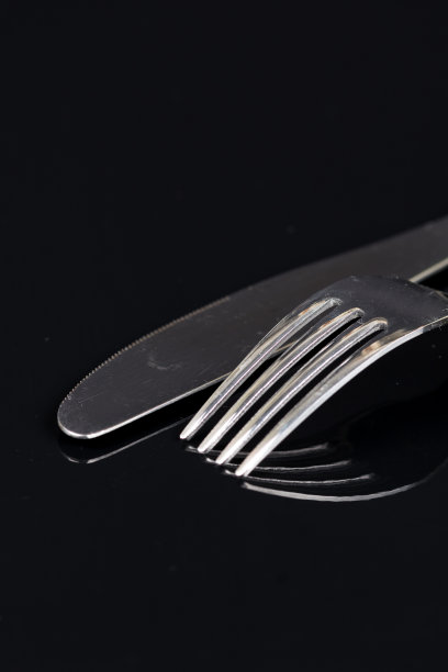 刀叉银器在黑色背景上反光图片下载
