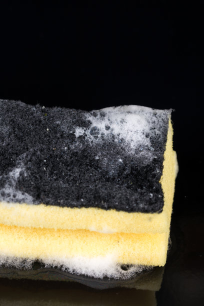 海绵洗碗用洗涤剂泡沫在黑色的背景反射图片下载