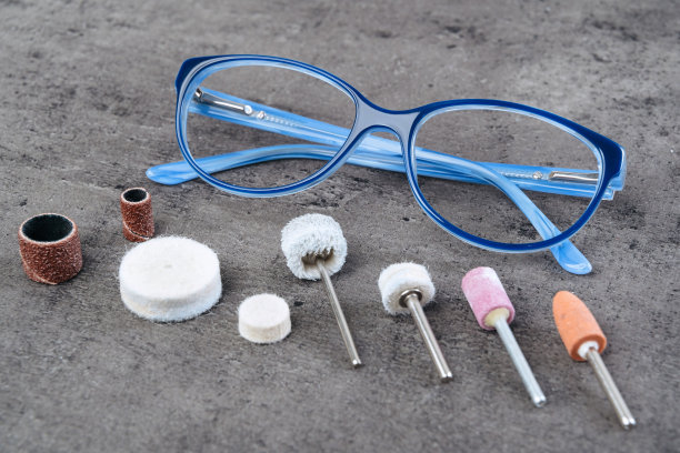 一套眼镜磨头和美丽的新眼镜桌上图片下载