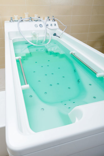 美丽的白色热水浴缸充满了水图片下载