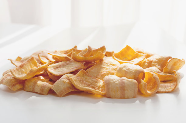 零食在啤酒。薯片用于低酒精饮料。图片下载