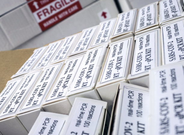 护士在医院仓库打开Covid-19 PCR试剂盒包装盒，概念图片图片下载