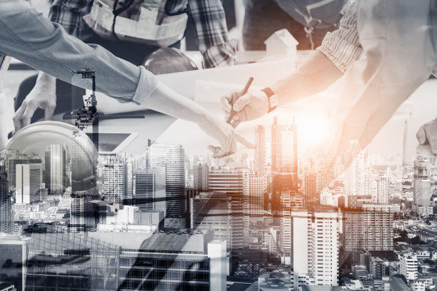 项目房地产建设工程团队头脑风暴会议，工程师团队讨论和规划他们的项目。商业建筑工程行业概念图片下载