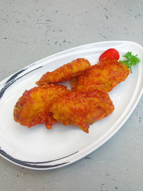 白盘子上的甜辣酱炸鸡图片下载