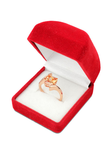 戒指在首饰盒上隔离白色图片下载