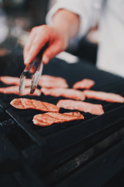男人烤和牛牛排图片下载