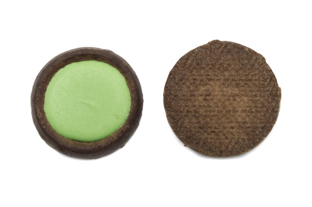 饼干脆脆的巧克力饼干加上绿茶味的巧克力。孤立在白色背景上。图片下载