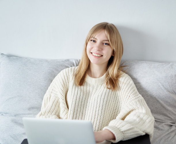 青少年在毛衣与笔记本电脑在线学习的概念图片下载