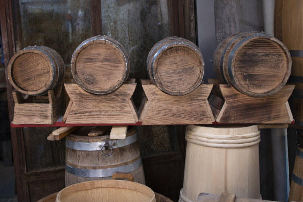 酒桶和啤酒桶水平和垂直放置。有人在商店前面拍了一张照片。暗棕色。图片下载