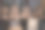 酒桶和啤酒桶水平和垂直放置。有人在商店前面拍了一张照片。暗棕色。图片下载