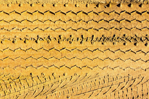 沙滩上的汽车脚印图片下载