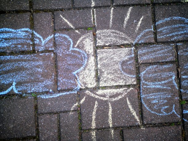 太阳和云彩，粉笔画图片下载