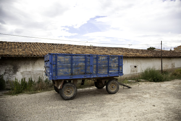 用来装商品的旧木车图片下载