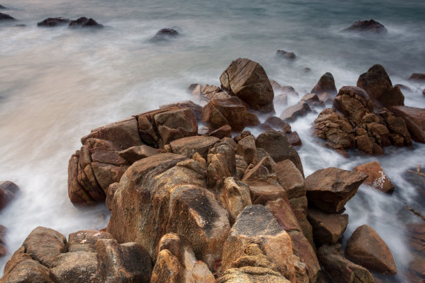 长时间暴露在多岩石的海滩上图片下载