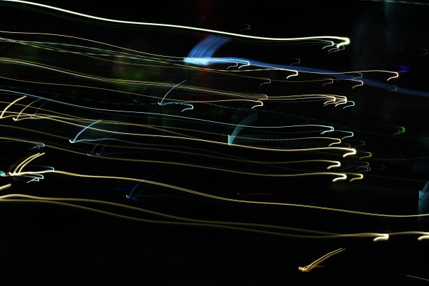 运动模糊散景长expouser慢快门光轨迹明亮的银色，黄色和红色光线线图片下载