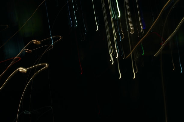 运动模糊散景长expouser慢快门光轨迹明亮的银色，黄色和红色光线线图片下载