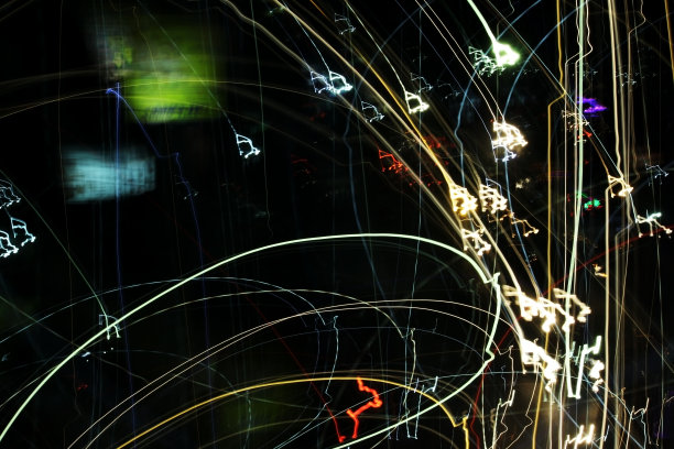 运动模糊散景长expouser慢快门光轨迹明亮的银色，黄色和红色光线线图片下载