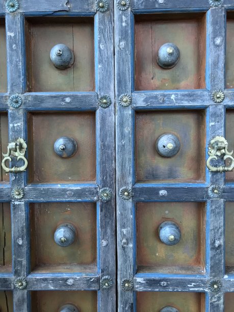 复古风格的门与黑铁装饰图片下载