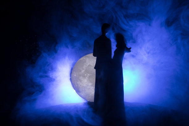 在美丽的月光下，一对年轻的情侣相爱了。图片下载