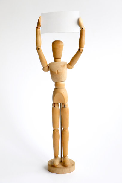 木制人体模型站在空白标志图片下载
