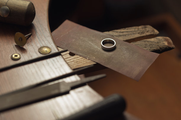 手工抛光的黄金钻石戒指图片下载