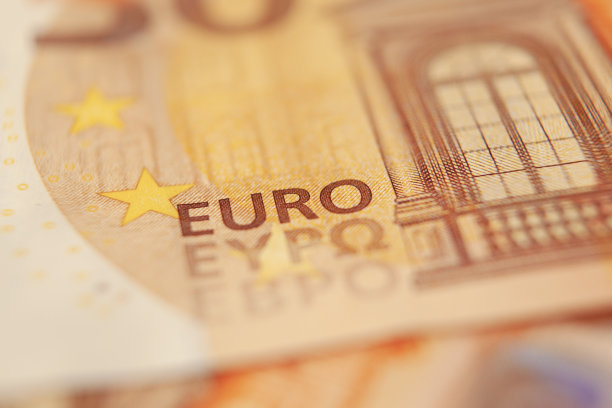 微距拍摄的钞票，焦点是题字“欧元”图片下载