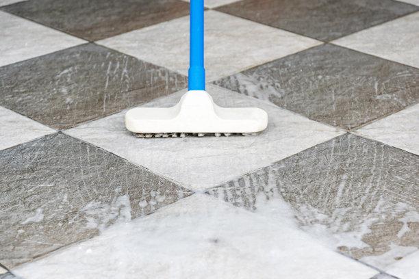 打扫瓷砖地板。图片下载