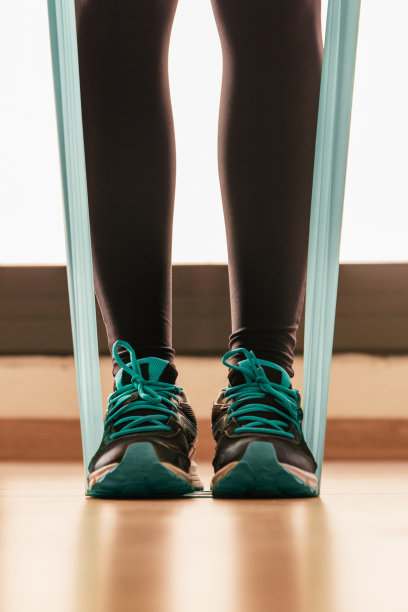 一张年轻女子在抵抗带做运动的照片图片下载