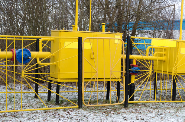 黄色气体配运站。天然气管道是黄色的，有附加的设备、管道和一个阀门图片下载