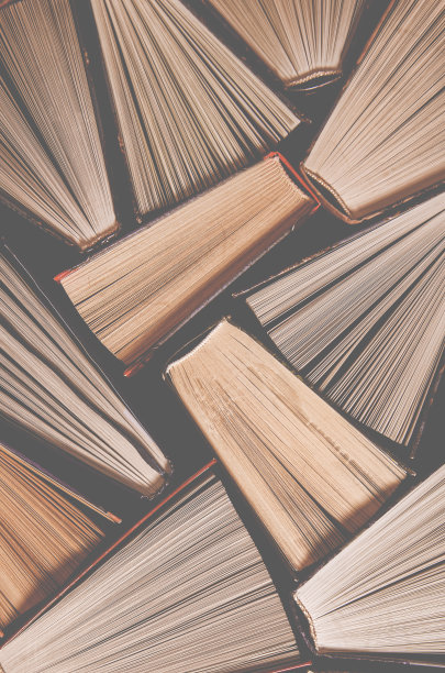 书架上放着许多翻开的彩色旧书图片下载