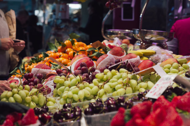 一个摆满不同季节水果的市场摊位的库存照片图片下载