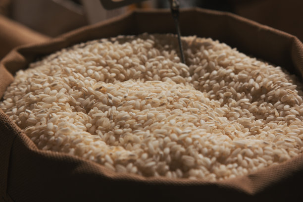 这是一袋大米在市场摊位的特写照片图片下载