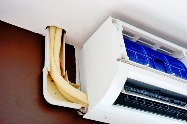 打开房间墙壁上的空调罩图片下载