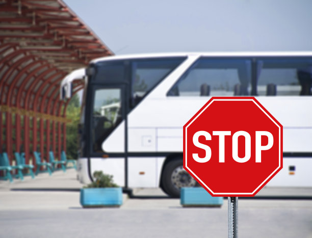 公共汽车站上的停车标志图片下载