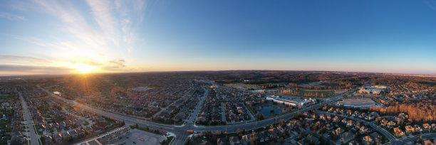 卢瑟福路和伊斯灵顿大街的鸟瞰图，位于Woodbridge的独立复式住宅在沃恩，安大略省，加拿大图片下载
