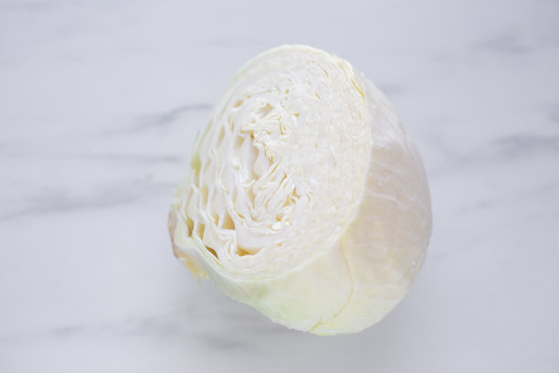 新鲜的生白菜片在白色大理石背景与复制空间图片下载
